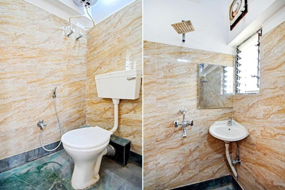 Goroomgo Relax Inn Chinar Park Kolkata - Bathroom