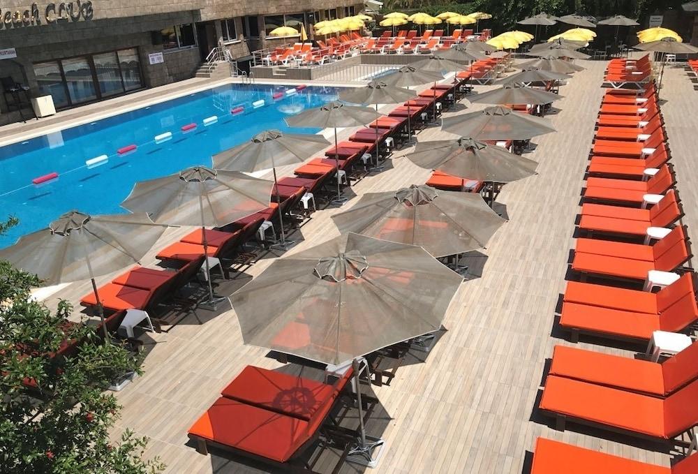 Pen Hotel - Outdoor Pool