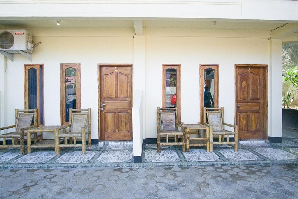 RedDoorz @ Mawun Street Kuta - Interior Entrance