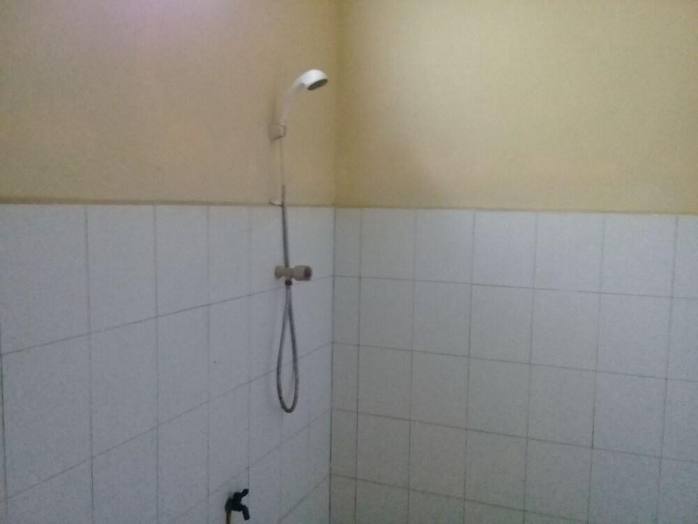 Bayu Homestay - Bathroom Shower