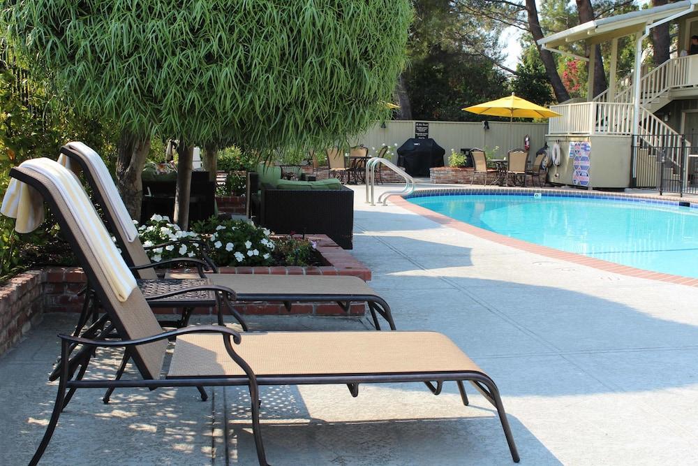 Country Inn Motel - Outdoor Pool