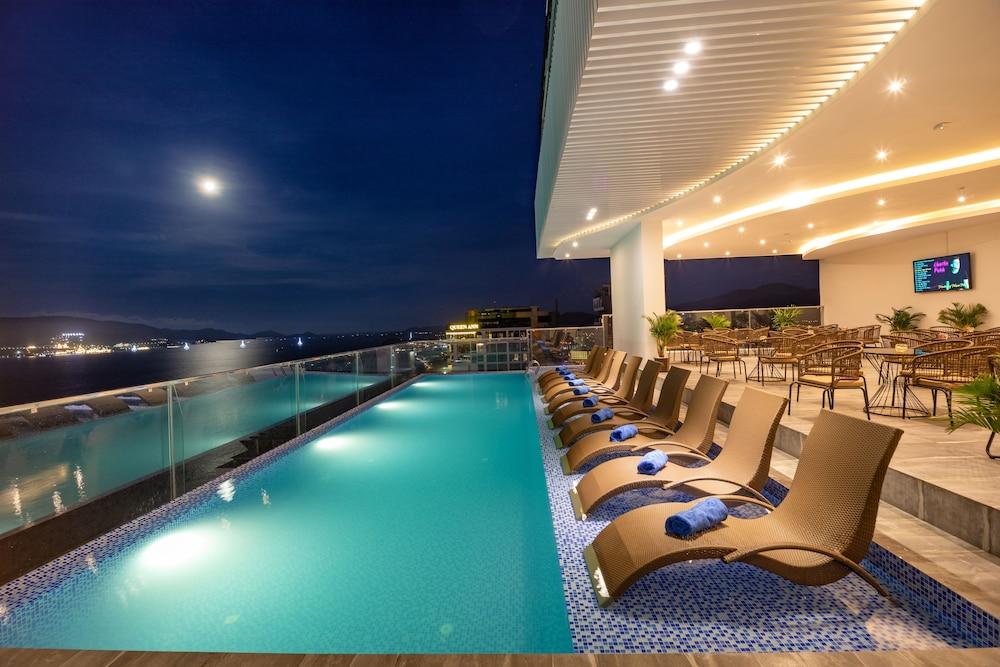 Majestic Premium Hotel - Infinity Pool