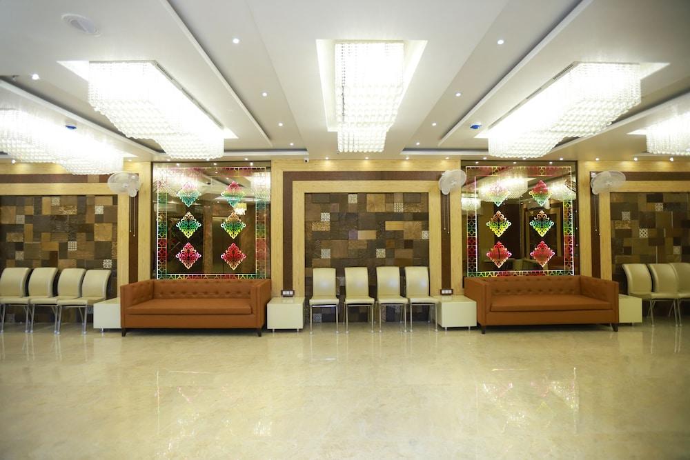 Hotel Acme - Lobby Sitting Area