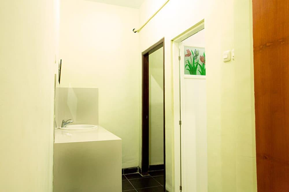 GM Bali Guesthouse - Bathroom