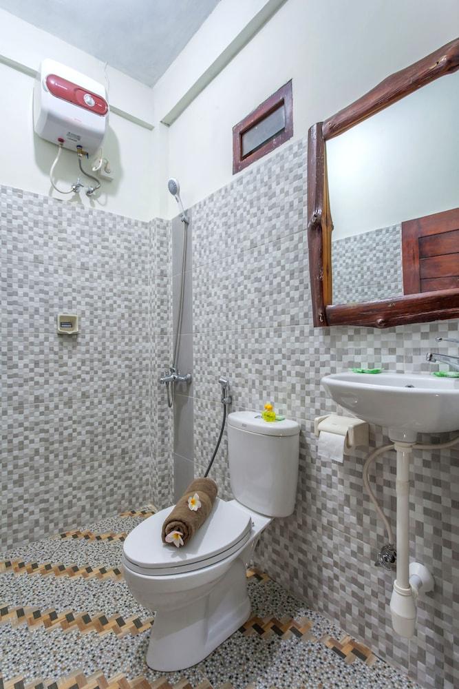 Kintari Indah Homestay - Bathroom