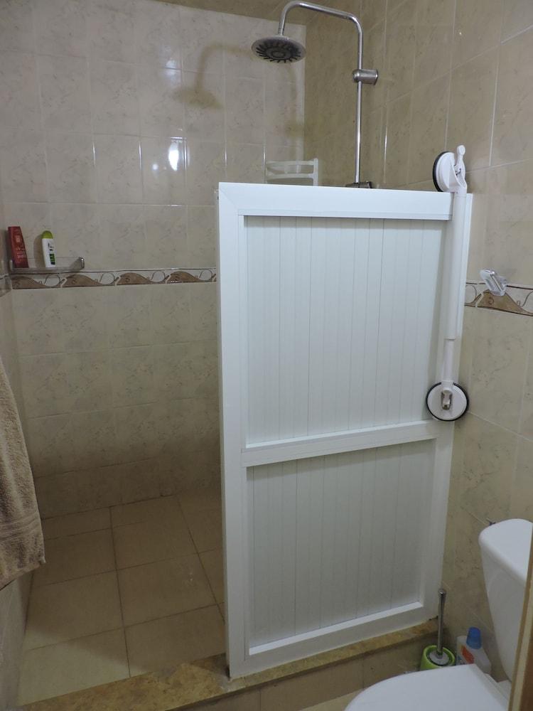 Dar Martin - Bathroom Shower