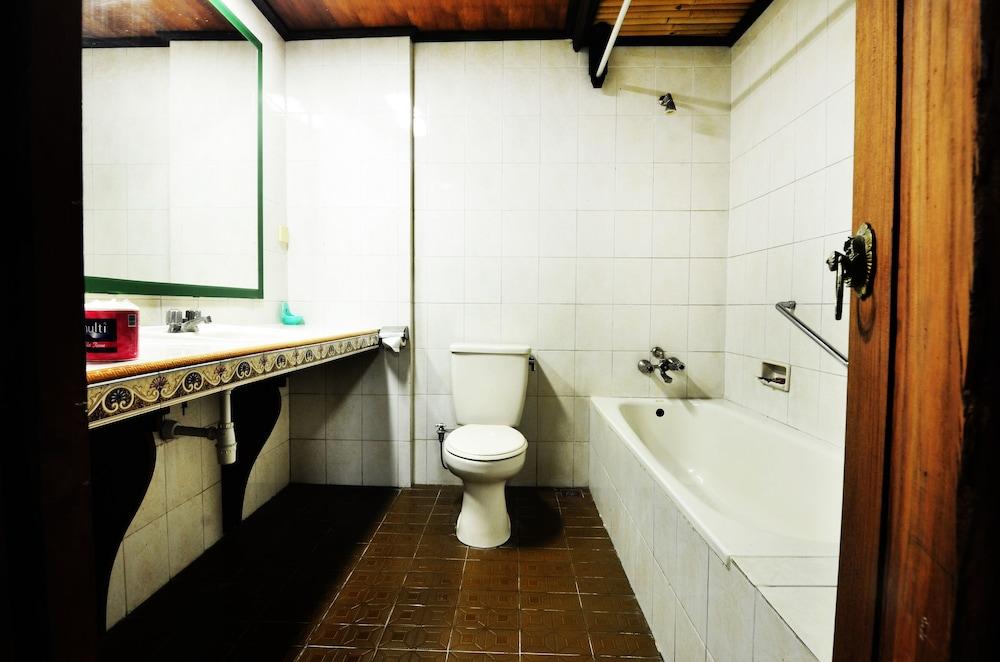 Hotel Prawita - Bathroom