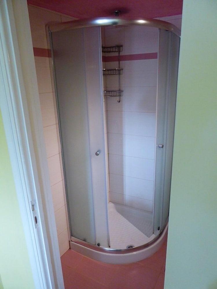 Palm Pension - Bathroom Shower