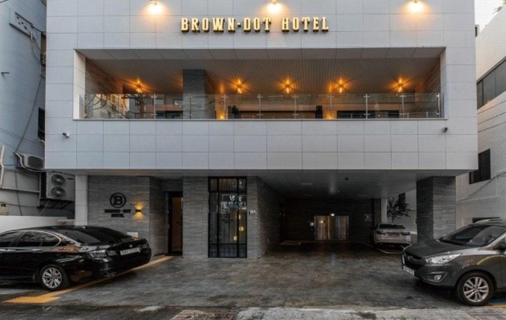 Brown Dot Hotel Deokcheon - Featured Image