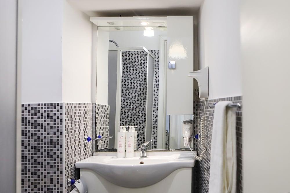 Loft a Chiaia a pochi passi dal lungomare - Bathroom Sink