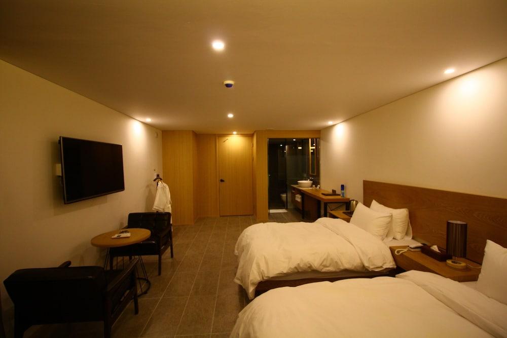 Gray Ground Hotel - Guestroom