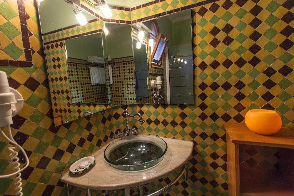 Zohra Room - Full Beed - Bathroom