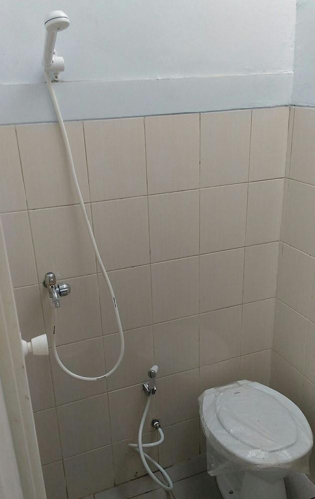 Alex House Semarang - Bathroom