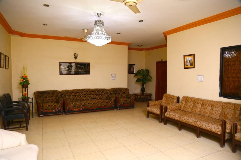 Luxury Inn - Lobby Sitting Area