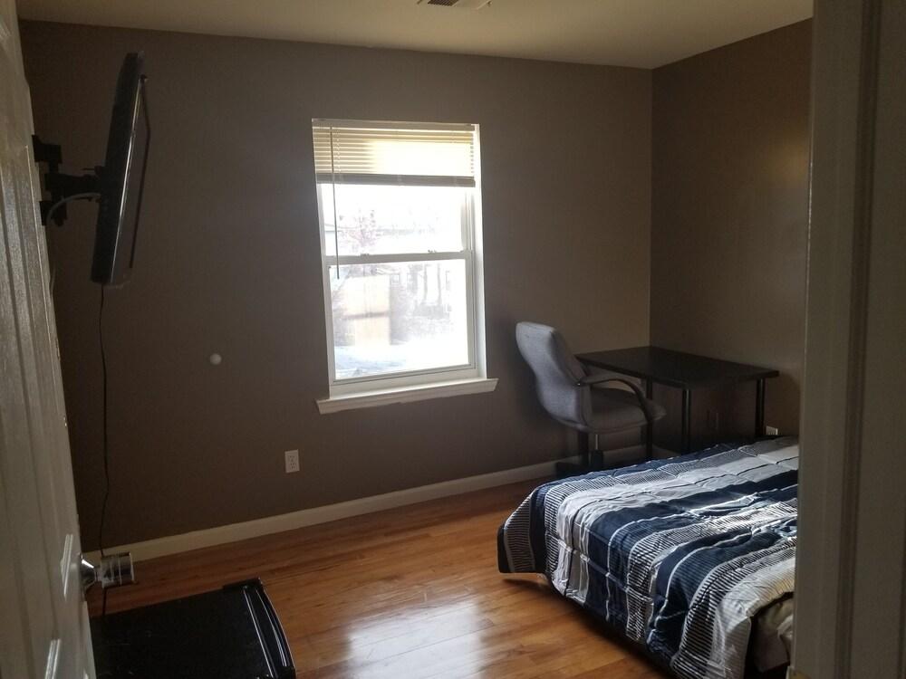Private Rooms near EWR & NYC - Room