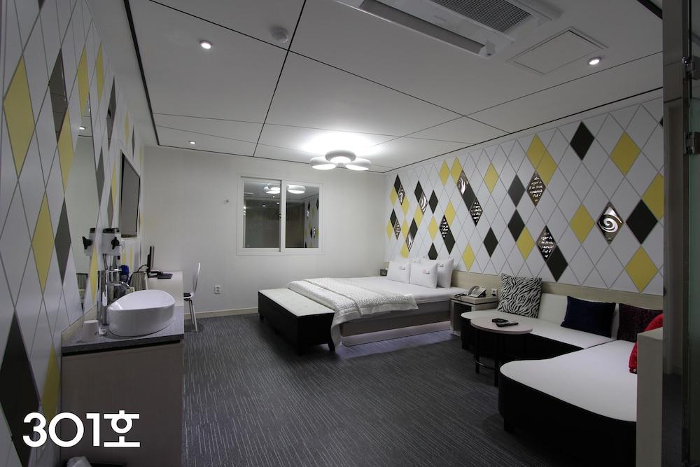 OZ Motel - Room