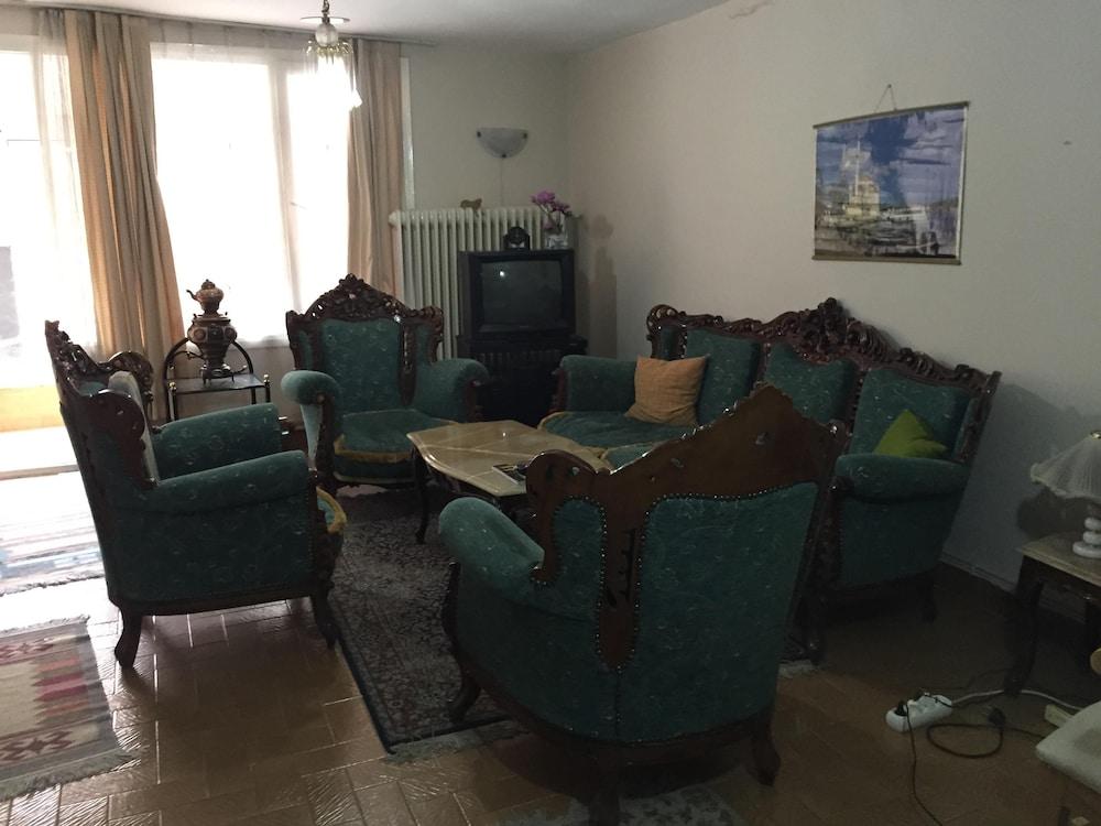 2 Bedrooms Apartment in Center of Istanbul - Living Room
