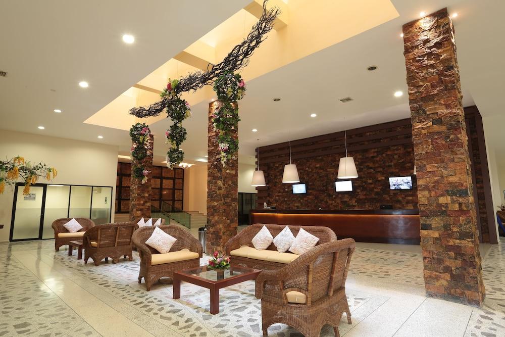 Tabasco Inn - Lobby Sitting Area