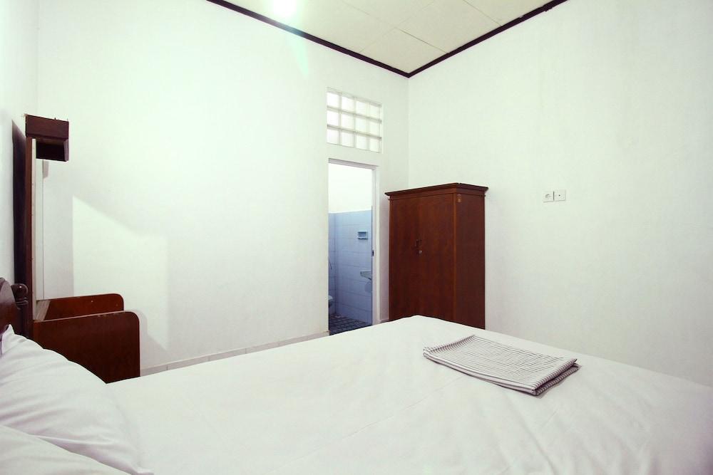 Dua Dara Inn Kuta - Room
