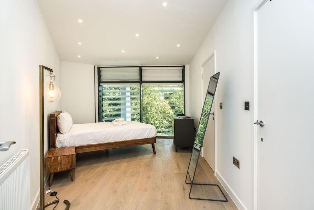 2 Bedroom Apartment on Homerton Road - Room