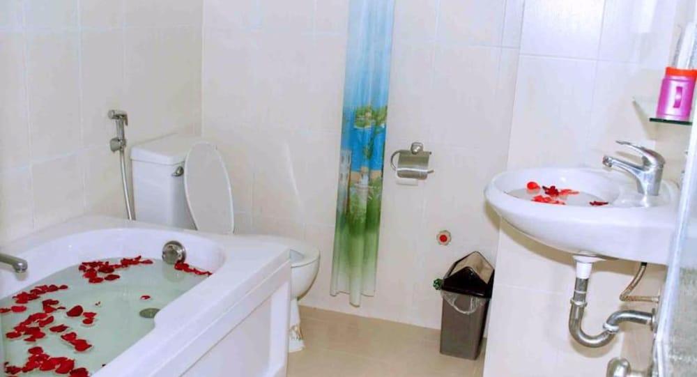 Thien Ma Hotel - Bathroom