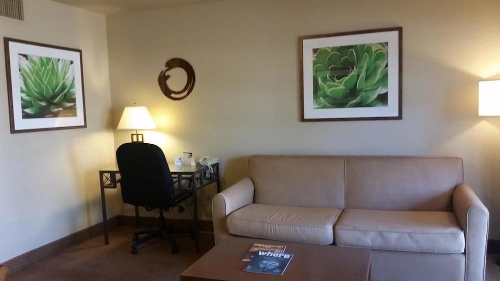 Mesa Golf Inn & Suites - Living Area