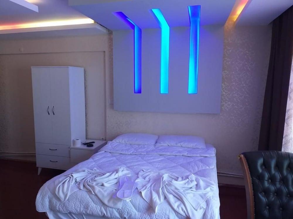 Blue Tower Suit Hotel - Room