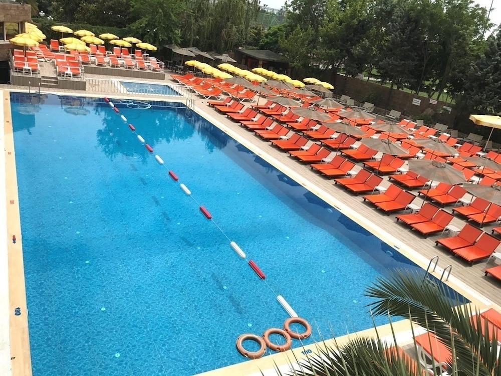 Pen Hotel - Outdoor Pool