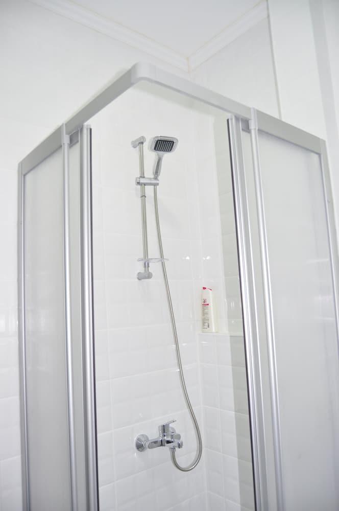 Rooftop Balat Rooms & Apartments Turkuaz - Bathroom Shower