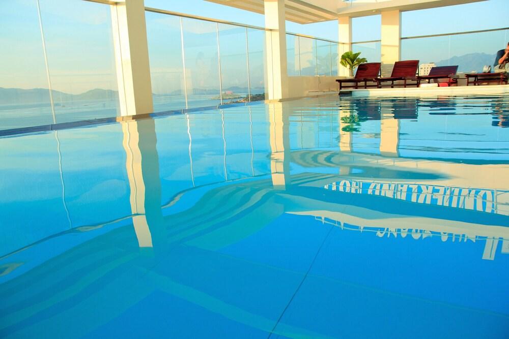 Nha Trang Wonderland Hotel - Rooftop Pool