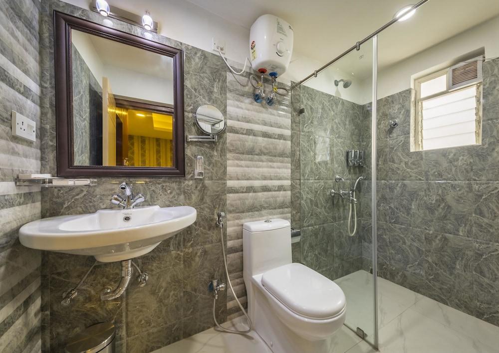 Hotel Emirates - Bathroom
