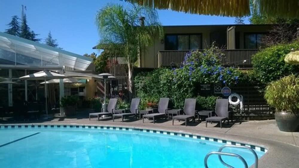 Dinah's Garden Hotel - Outdoor Pool