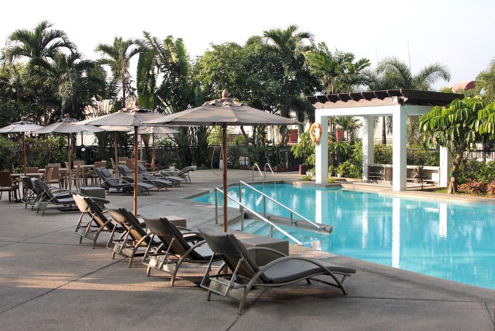 Crowne Plaza Manila Galleria, an IHG Hotel - Outdoor Pool