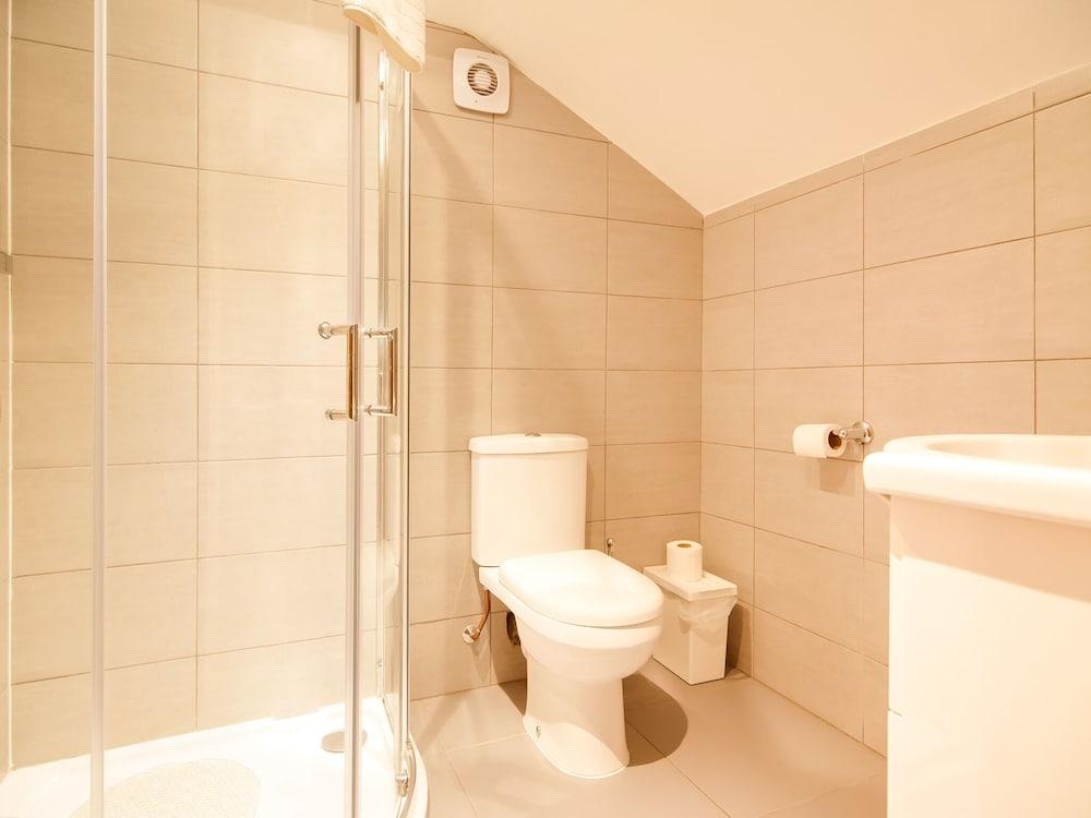 Deluxe King Size Apartment for 4 near Anfield Stadium - Bathroom