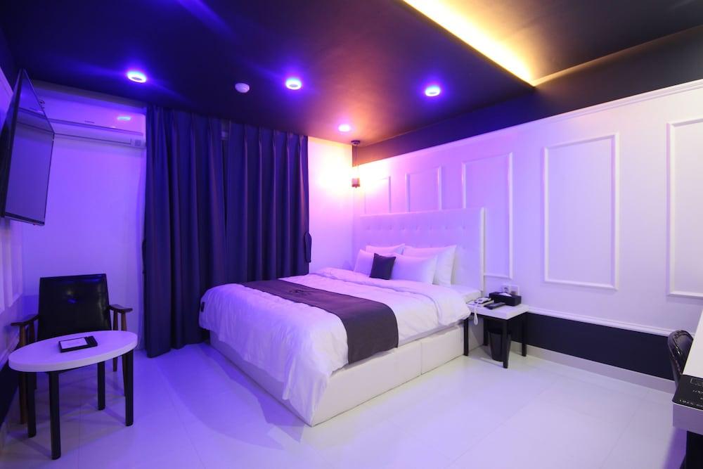 Gray Hotel - Room