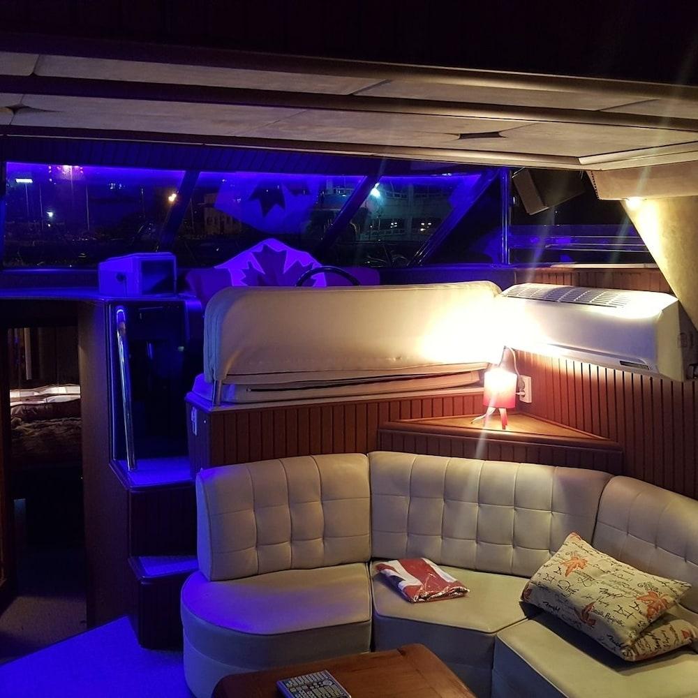 Marine City Yacht Club Stay - Room
