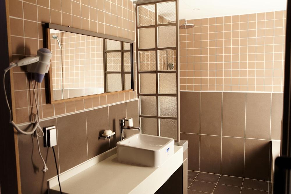 Q5 Hotel - Bathroom