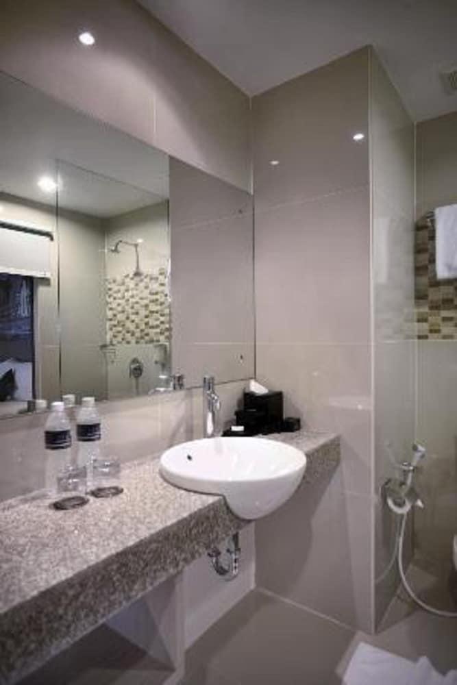 Hotel Neo Candi Simpang Lima - Semarang by ASTON - Bathroom