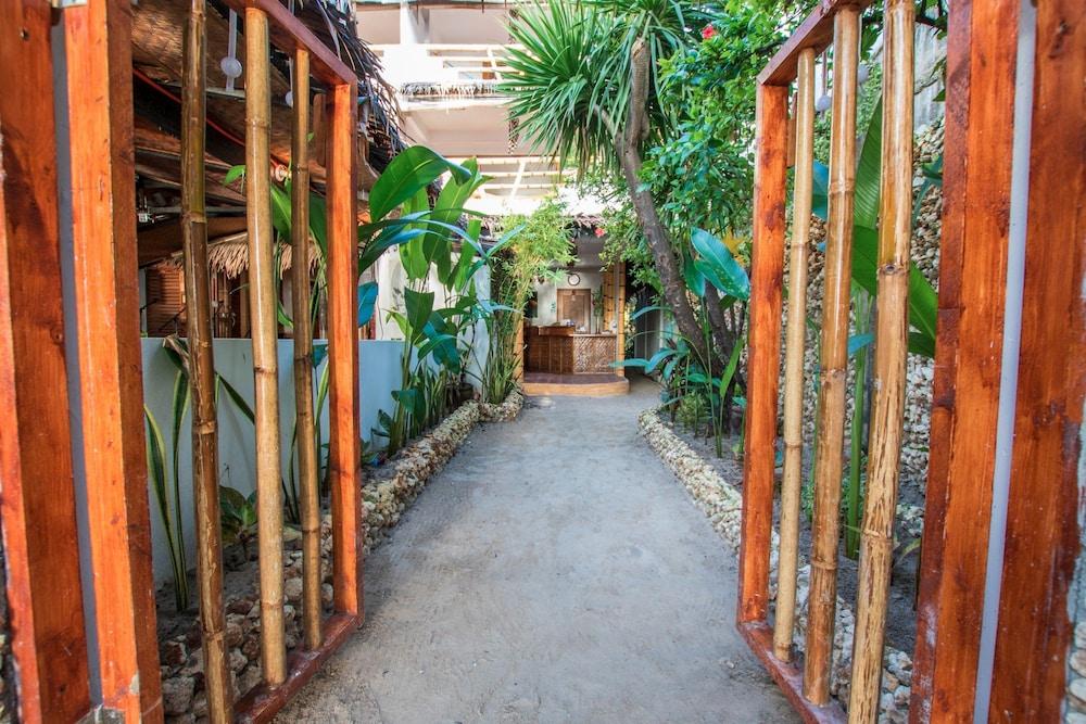 Bamboo Bungalows - Interior Entrance