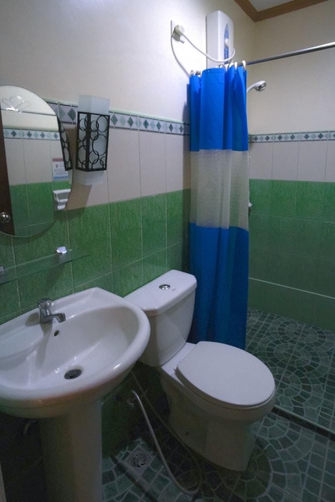 OYO 779 Casa D' Estrella Apartelle - Bathroom