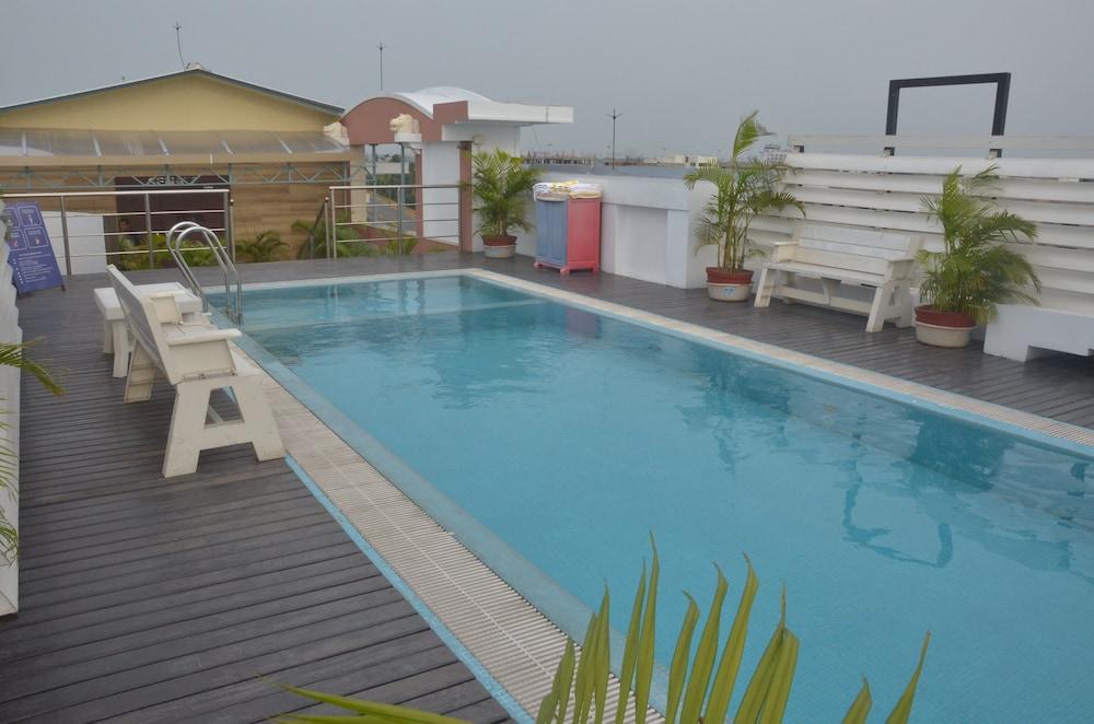 Airport City Hotel - Rooftop Pool