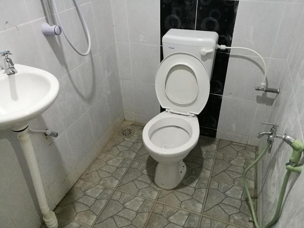223 Taman Malaysia - Bathroom