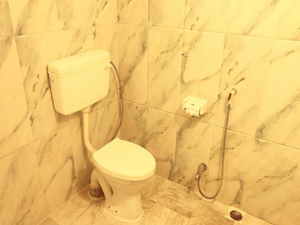 OYO 2625 Hotel Swagath - Bathroom