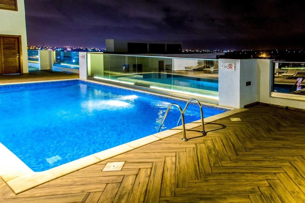 Royalty Apartments - Rooftop Pool