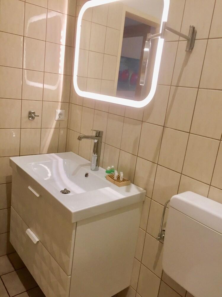 دوميزيل واين - سيتي أبارتمنتس - Bathroom