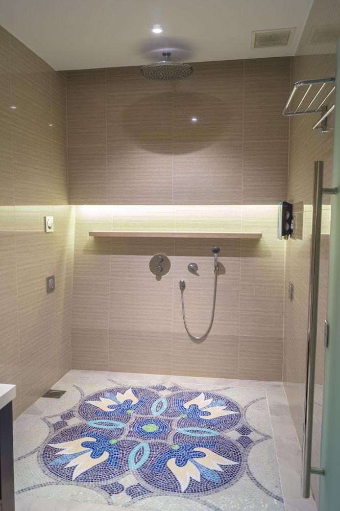 Ambassador Transit Lounge Singapore T3 - Bathroom