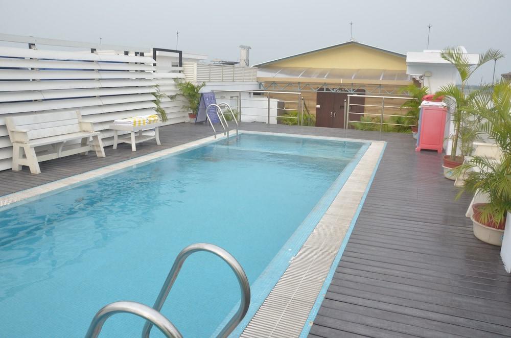 Airport City Hotel - Rooftop Pool