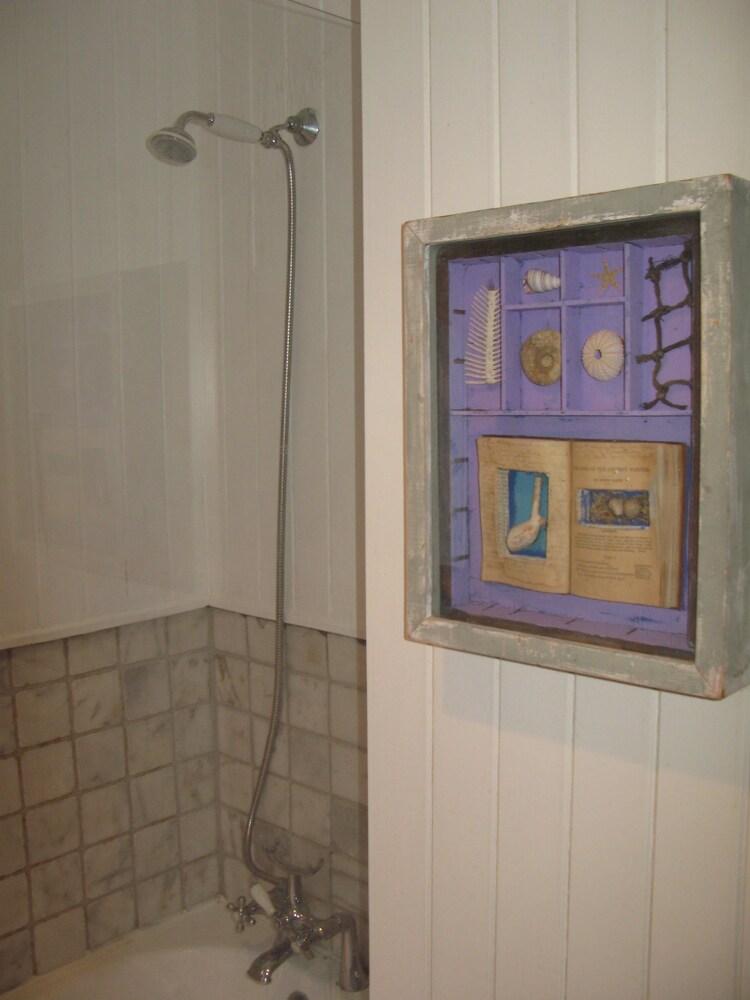 آت هوم تشيسوك - Bathroom Shower