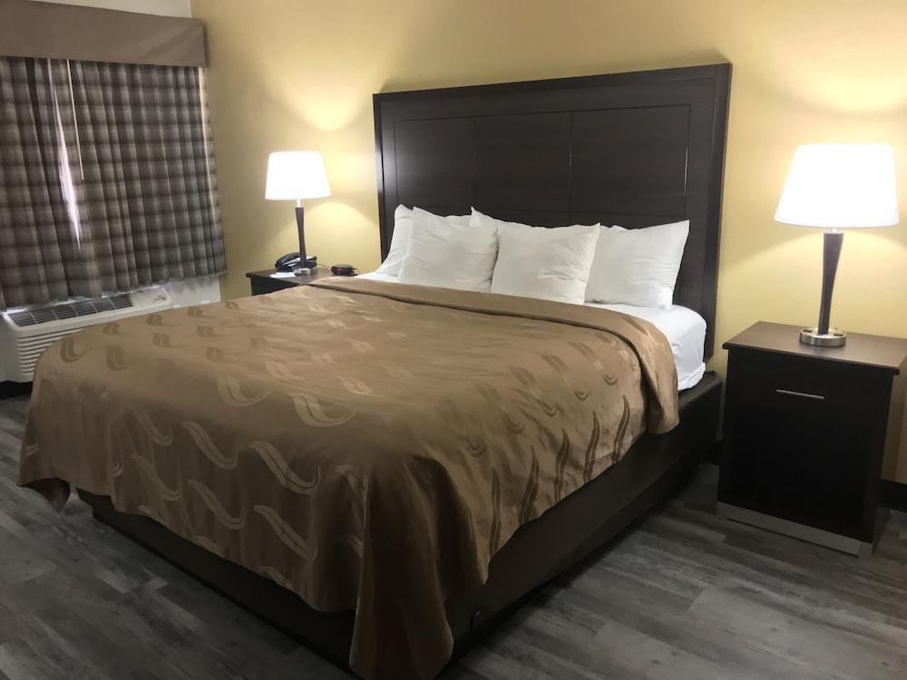 Quality Inn & Suites near Downtown Mesa - Room