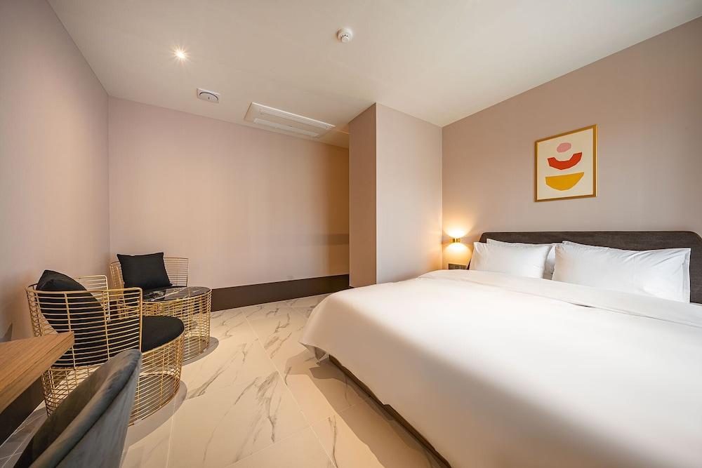 Brown-dot Hotel Signature - Room